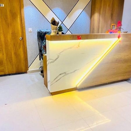 Oyo Florence Hotel Surat Bagian luar foto