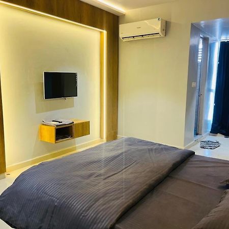 Oyo Florence Hotel Surat Bagian luar foto