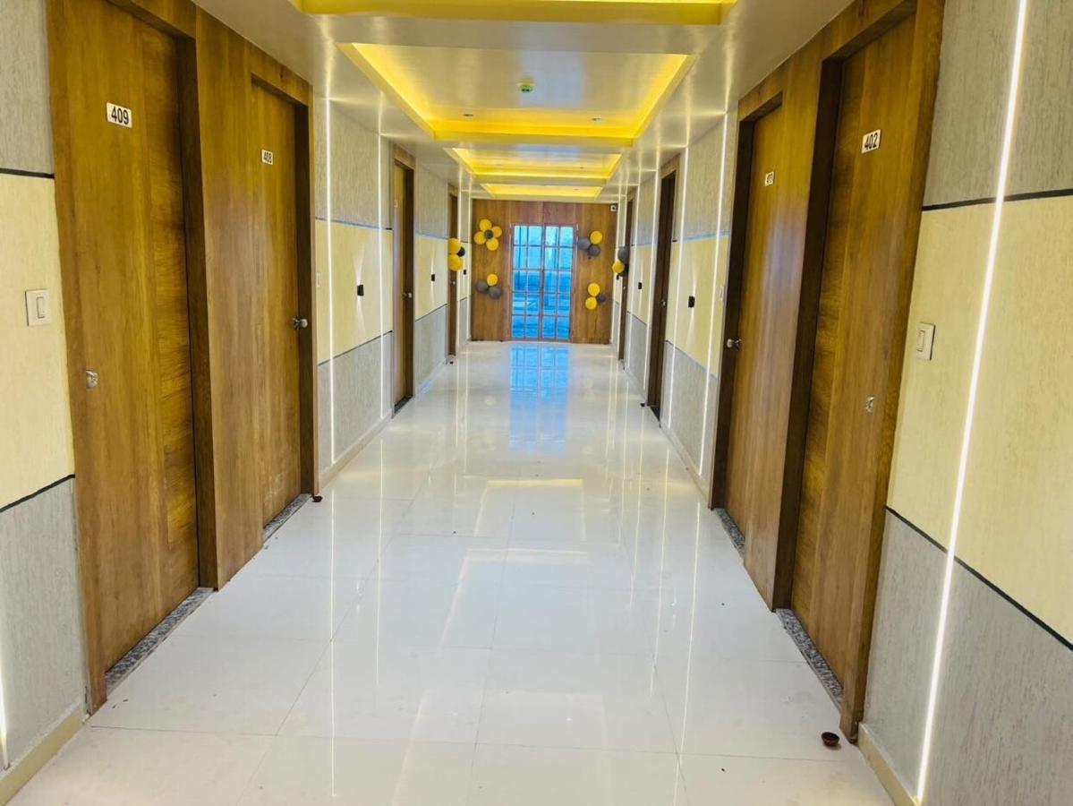 Oyo Florence Hotel Surat Bagian luar foto