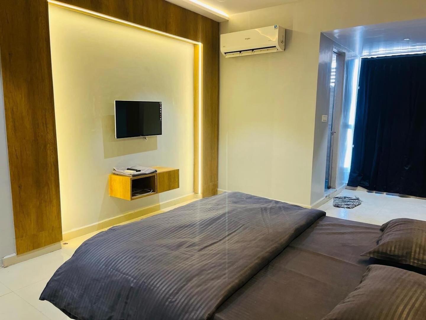 Oyo Florence Hotel Surat Bagian luar foto